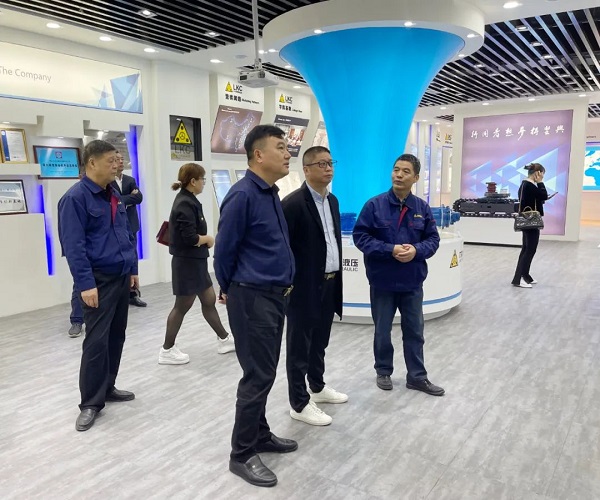 廣州塔山機(jī)械、廣州韓川液壓、江蘇靖江新世紀(jì)液壓、無錫密斯特智能裝備制造有限公司一行6人蒞臨力克川參觀交流3.jpg